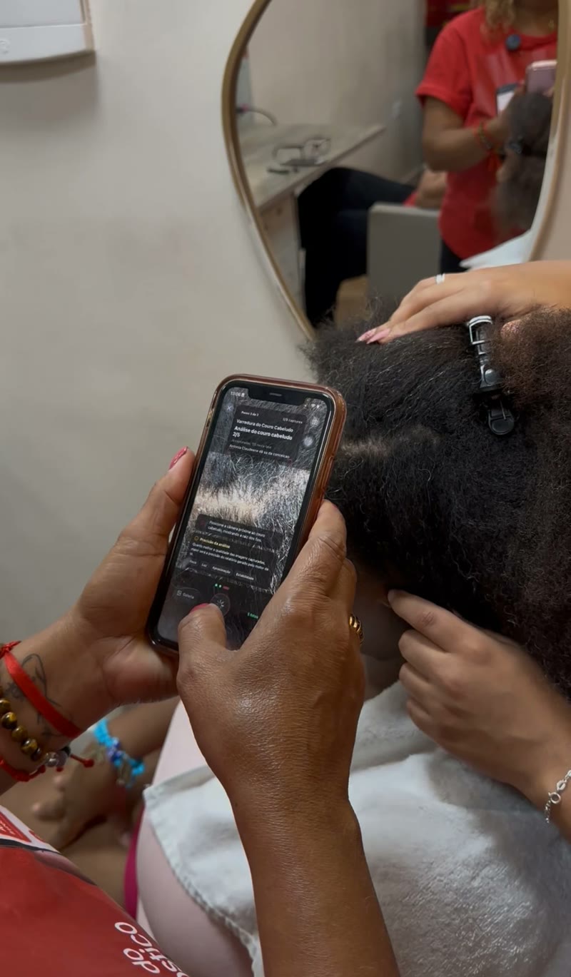 Profissional usando o Lissy com uma cliente